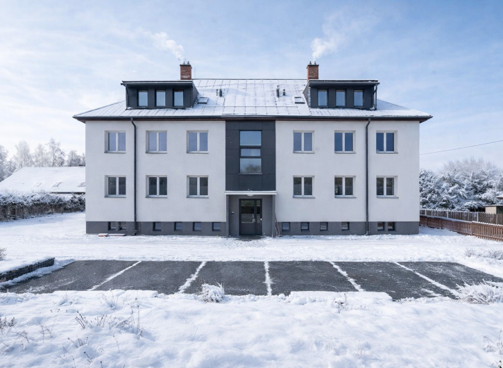 Zimní foto byty u školy